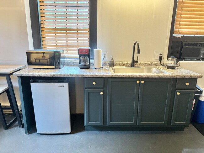 Building Photo - 2632 Wellington Rd