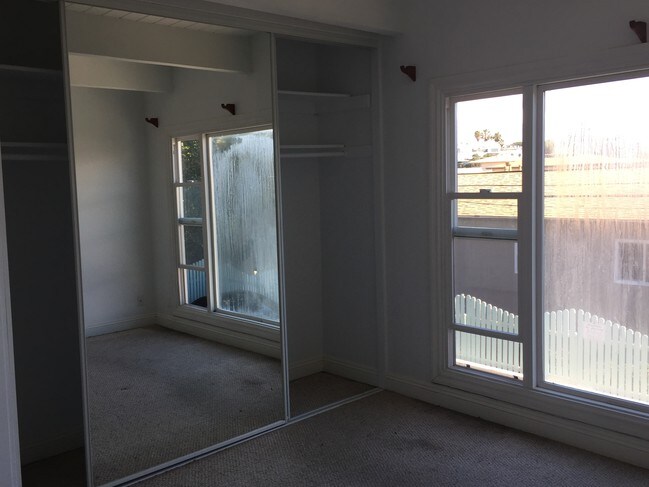 2 equal sized bdrms w/large closets & windows - 308 Paseo De La Playa