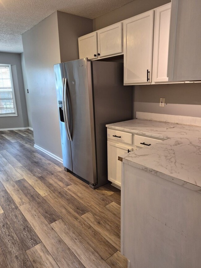 Building Photo - NEW LISTING!!!!!