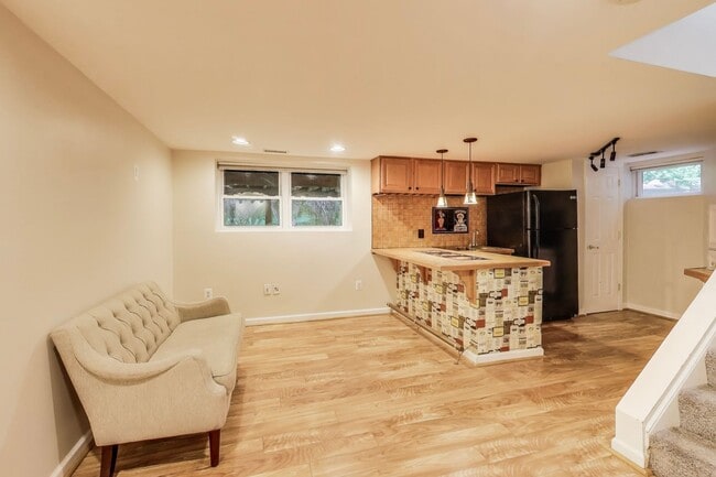 Building Photo - Perfect on Parkway --- Gorgeous, Fully Upd...