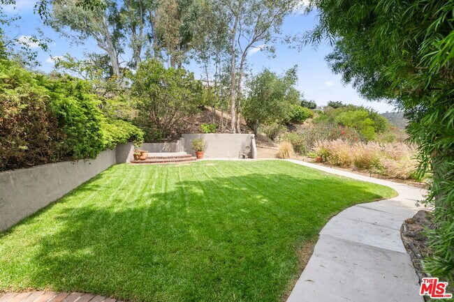 Building Photo - 2492 Banyan Dr