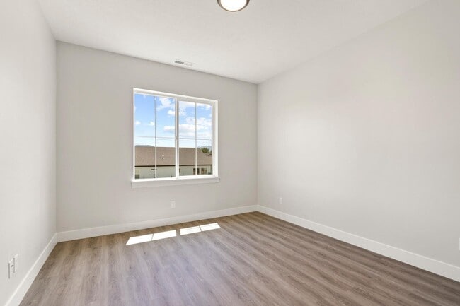 Building Photo - Cozy, Bright, and Spacious Home Nestled in Midway