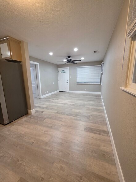 Livingroom - 5050 Enrico Blvd