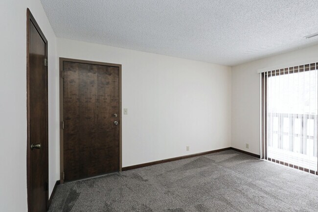 Building Photo - 6011 Queens Dr