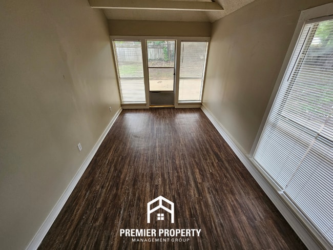 Building Photo - Huge 3BR/2BA Near Kirby | 1,774 Sq Ft, Hardwood Floors, Fireplace & Bay Window