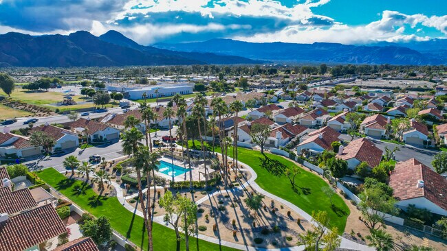 Building Photo - 43852 Vía Palma