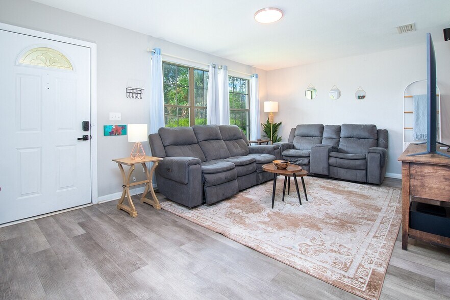 Building Photo - 2233 La Valle Dr