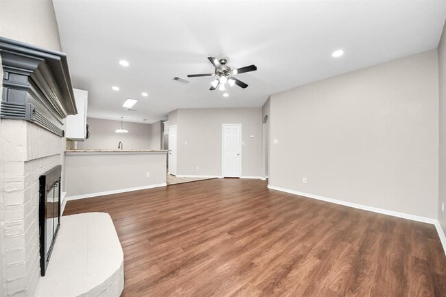 Building Photo - 8522 Sports Haven Dr