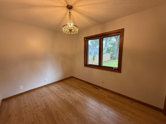 Building Photo - Bloomington 4 Bed 3 Bath SF Home available...