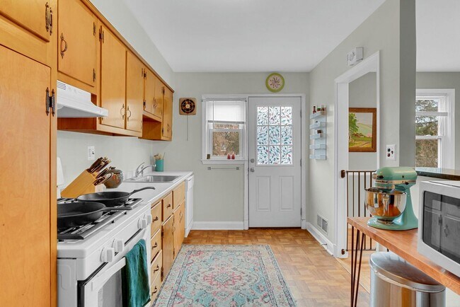 Building Photo - 3-bedroom, 1 and half bathroom end-of-group townhome in the quiet Stoneridge neighborhood in Towson