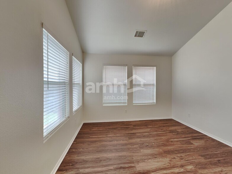 Building Photo - 1207 Fox Glen Trail