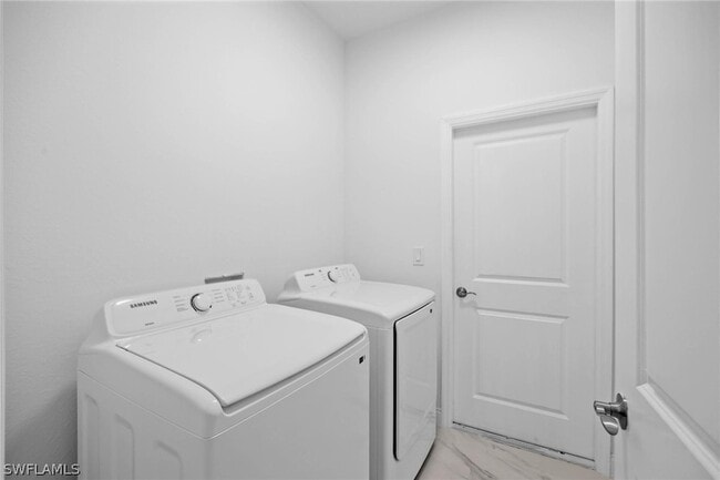 Building Photo - 1923 Sunniland Blvd