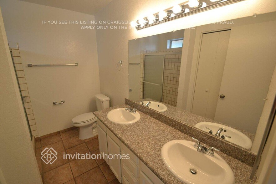 Building Photo - 704 N Oracle Cir