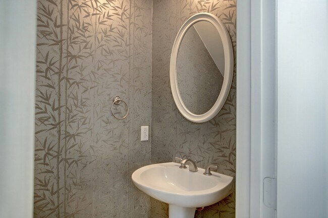 Building Photo - 2205 Commonwealth St