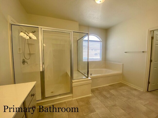 Building Photo - SPACIOUS HOME FOR RENT!