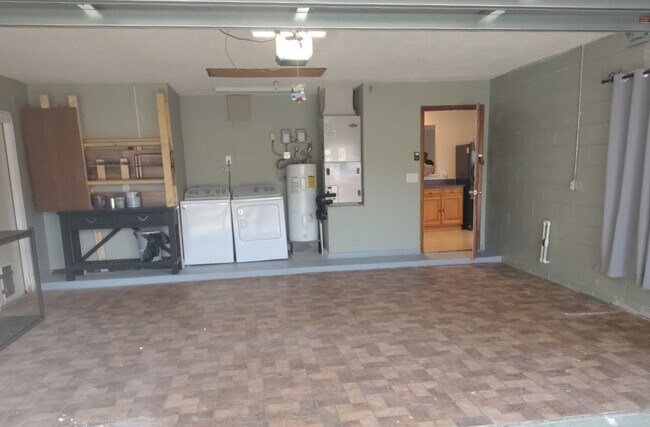 Building Photo - 437 Short Dr