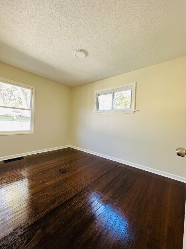 Building Photo - 4551 Lister Ave