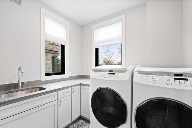 Building Photo - Luxury 4BD, 6BA Cherry Creek Home with 4 Outdoor Spaces