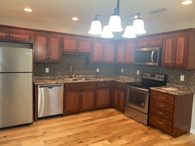 Building Photo - Adorable Tullahoma Home!