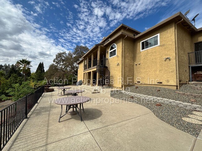 Building Photo - 4726 Abbey Hill