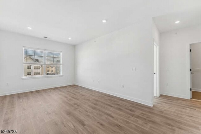 Building Photo - 17 Parker Lane