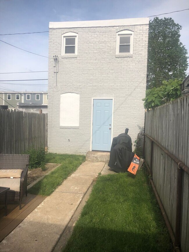 Building Photo - One Block From The Avenue! Perfect 2-Bedro...