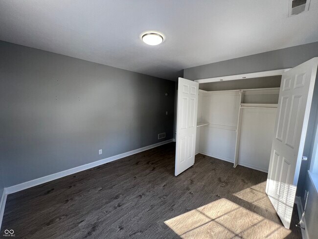 Building Photo - 5343 S Linwood Ave