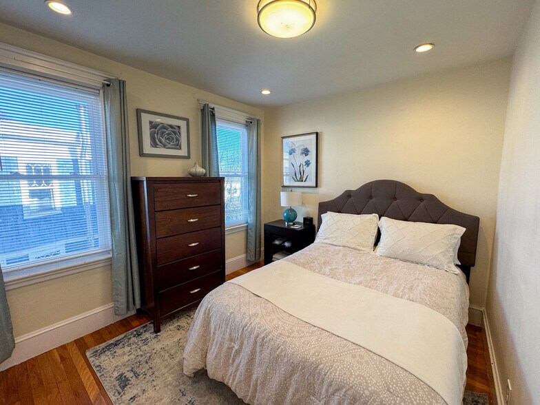 Building Photo - 34 Clay St