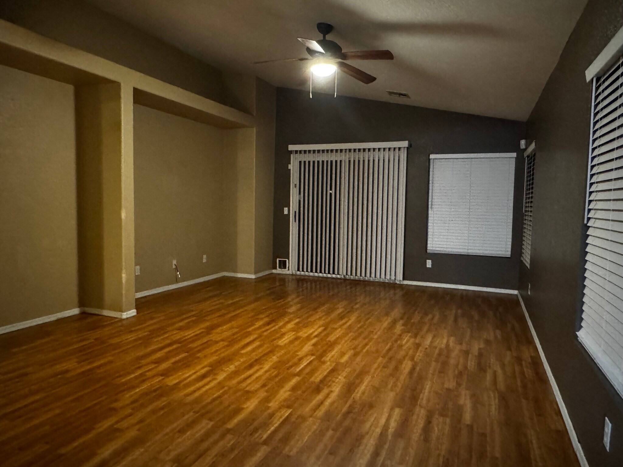 Building Photo - 10441 W Palm Ln