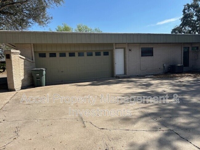 Building Photo - 1416 Grovewood Dr