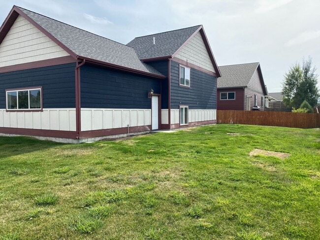 Building Photo - 5 Bedroom 2 Bath Single Family Home in Bozeman!