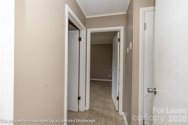 Building Photo - 219 Roslyn Rd