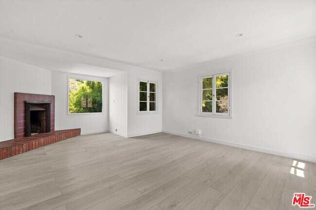 Building Photo - 808 Woodacres Rd