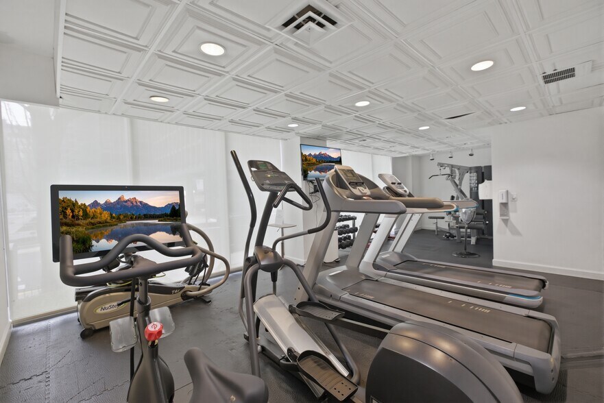 Building Photo - 253 E Delaware Pl