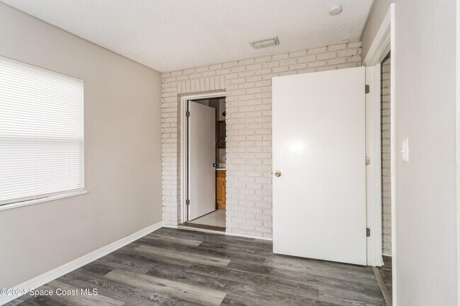 Building Photo - 822 Cody Ave