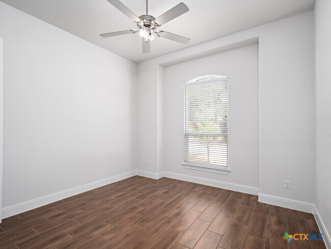 Building Photo - 530 Carriage House