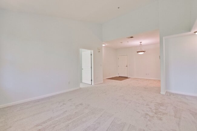 Building Photo - Excellent 2 Bed 2 Bath Condo - Completely Remodeled!