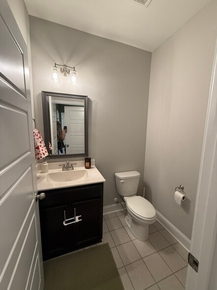 Half bath - 246 King Rd