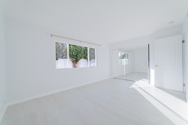 Building Photo - 3163 Camarillo Ave