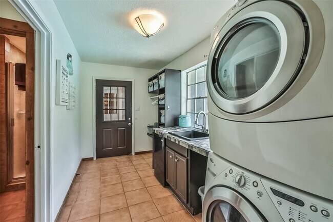 Building Photo - 6911 Sprigg St