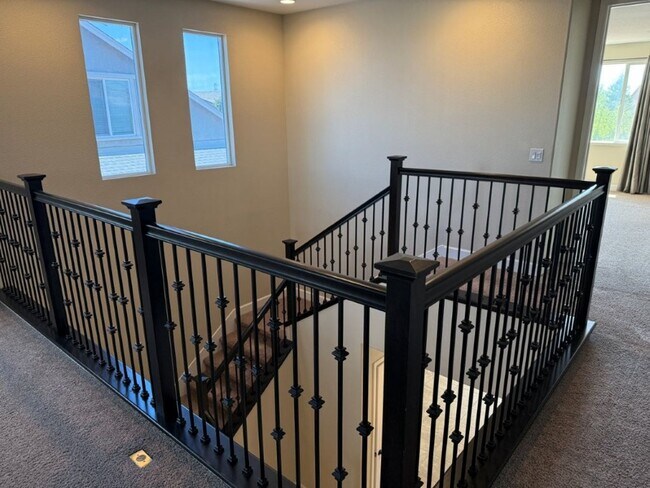 Building Photo - Newer Modern 4 Bedroom 3.5 Bath w/ Bedroom...