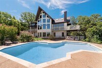 Building Photo - 3733 Oakwood Dr