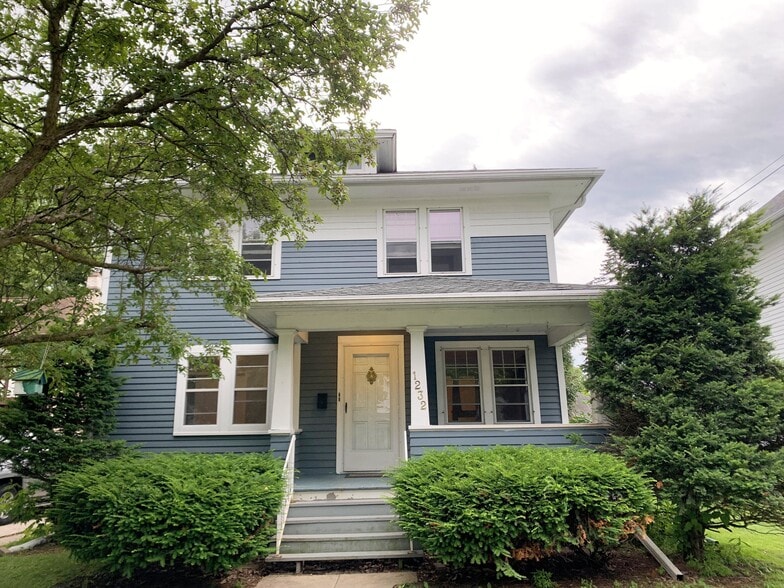 Building Photo - 1232 Porlier St