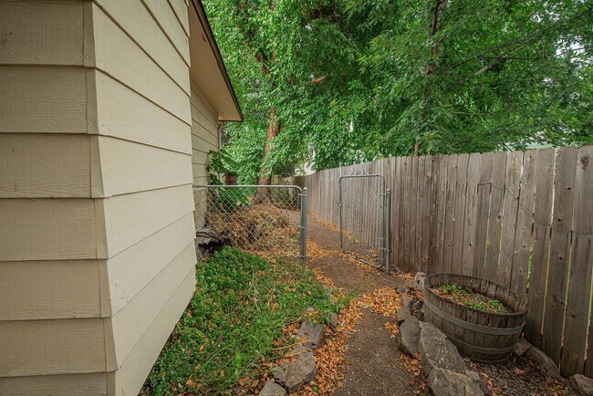 Building Photo - Spacious 3-Bed Home in Hayden Lake with La...