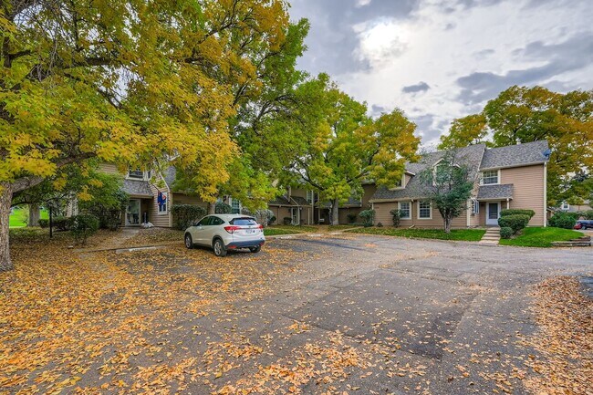 Building Photo - Stylish Townhome with Loft, Fireplace & Ga...