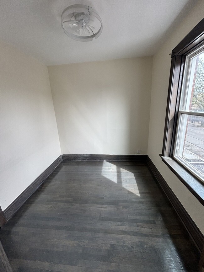 Building Photo - 1538 N Avers Ave