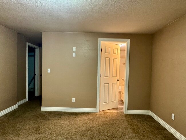 Building Photo - 781 Sherwood Dr