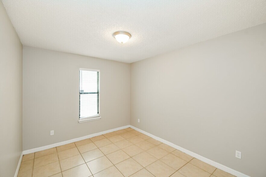 Building Photo - 1834 Manitoba Ct N