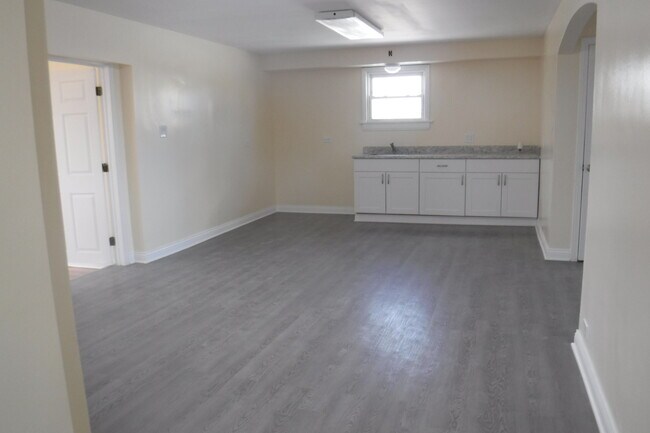 Building Photo - 5712 S Pulaski Rd