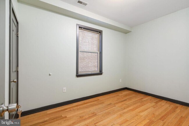 Building Photo - 1930 N Gratz St
